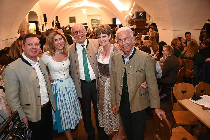 Peter und Caterina Hubert, Eduard und Peter Reinbold, Heino Stamm beim 12. &bdquo;Tegernseer Starkbierfest&ldquo; im &bdquo;Br&auml;ust&uuml;berl Tegernsee&ldquo; am 22. M&auml;rz 2023 (&copy;Foto: Foto Datzer) 